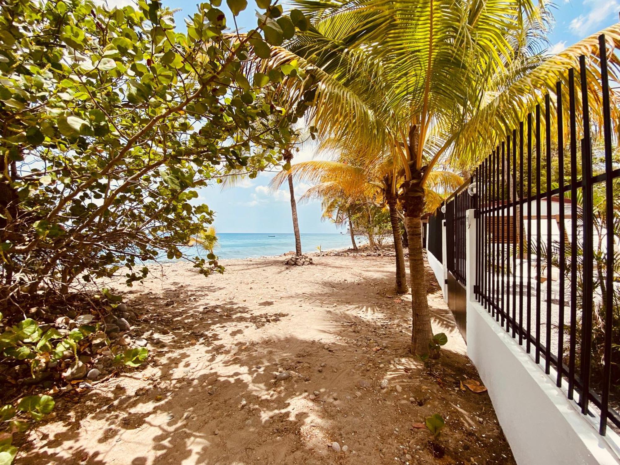 Kay Alice - Luxury Beachfront Villa Le Carbet Exterior photo