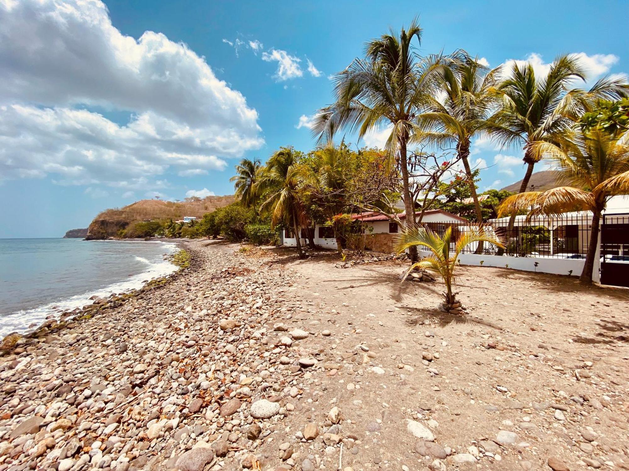 Kay Alice - Luxury Beachfront Villa Le Carbet Exterior photo